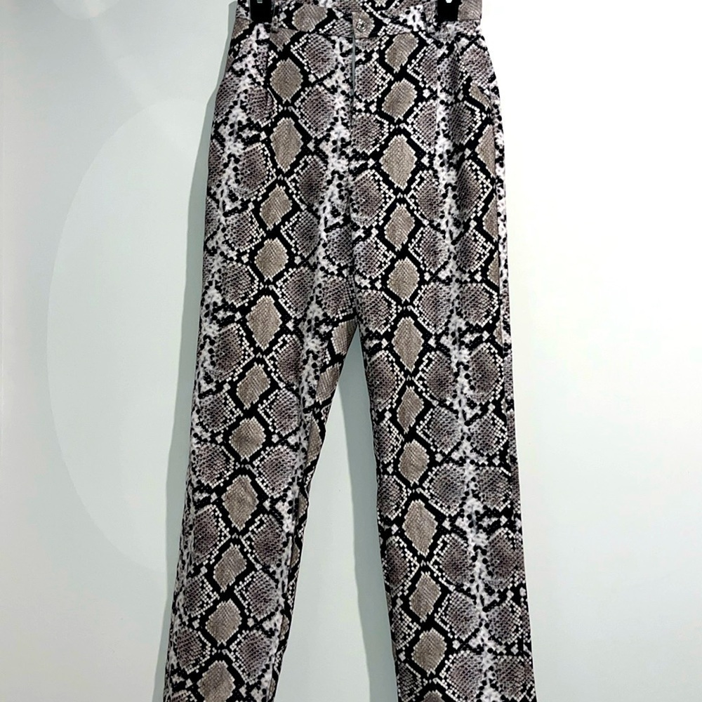 Shein black white gray reptile print pants. Size 4.